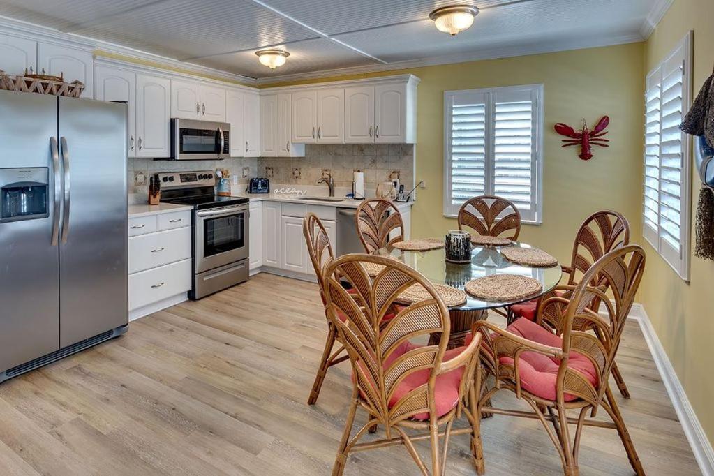 Beach Getaway Pool Condo Between The Island Marina And Beach Bradenton Beach Ngoại thất bức ảnh